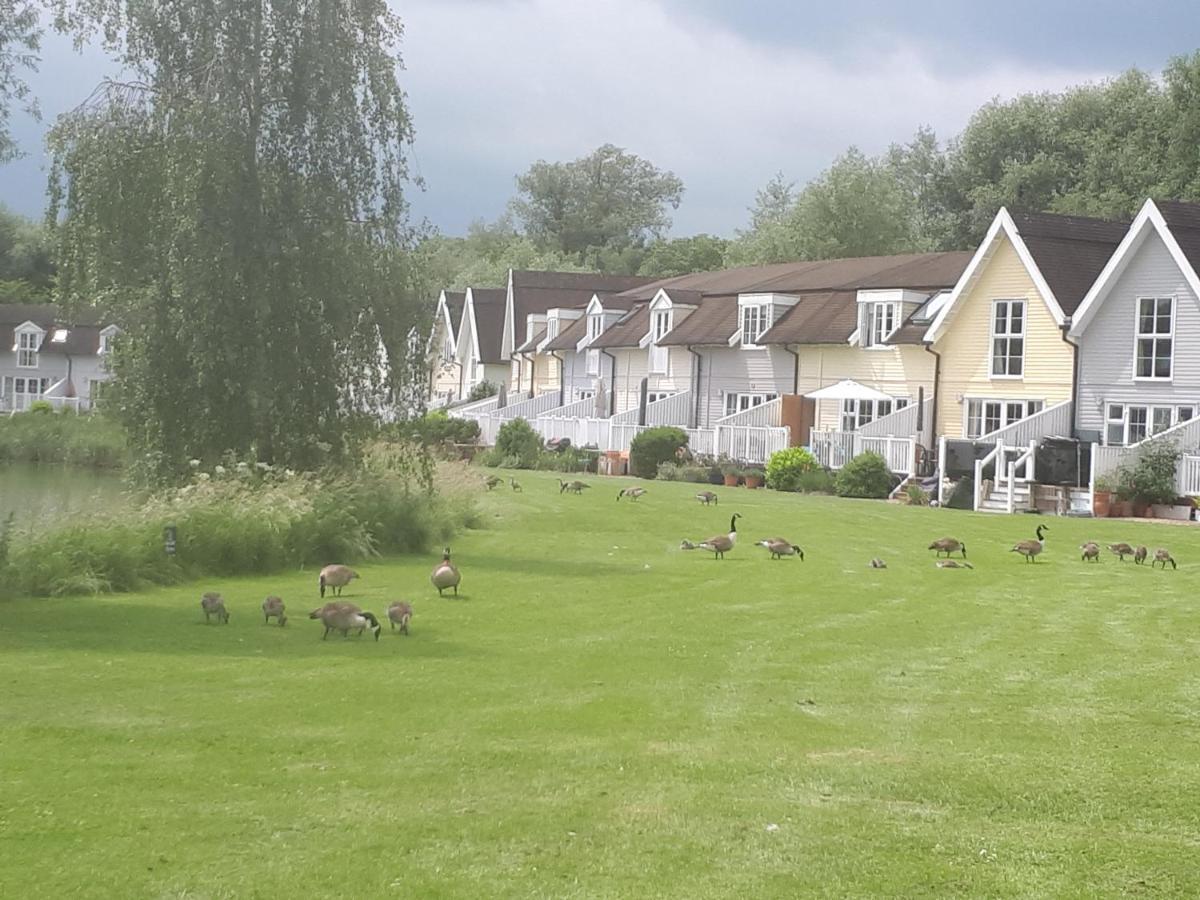 Nyhavn Lakeside Cottage Cirencester Luaran gambar
